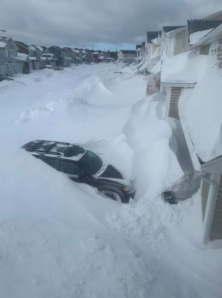 Militares canadienses se movilizaron para ayudar a Newfoundland y Labrador a remover la nieve y garantizar accesos a hospitales y centros de emergencia.