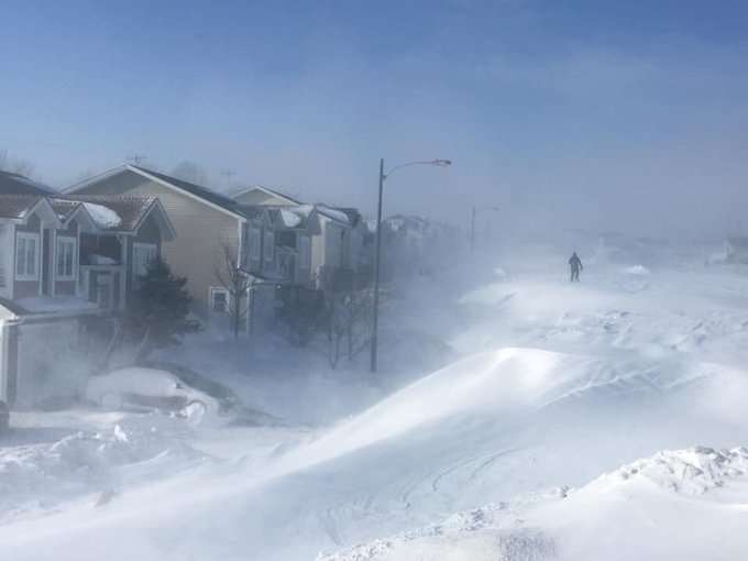 Newfoundland pide ayuda militar después de una tormenta de nieve acumulando un récord de 76.2 centimetros (Video)