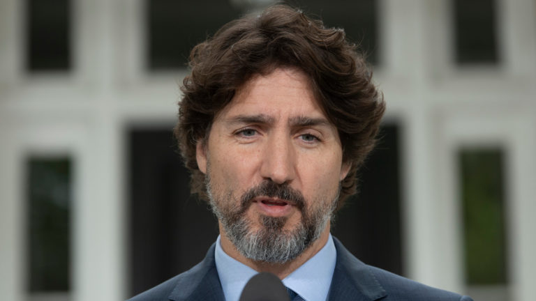 Justin Trudeau admite su error y se disculpa