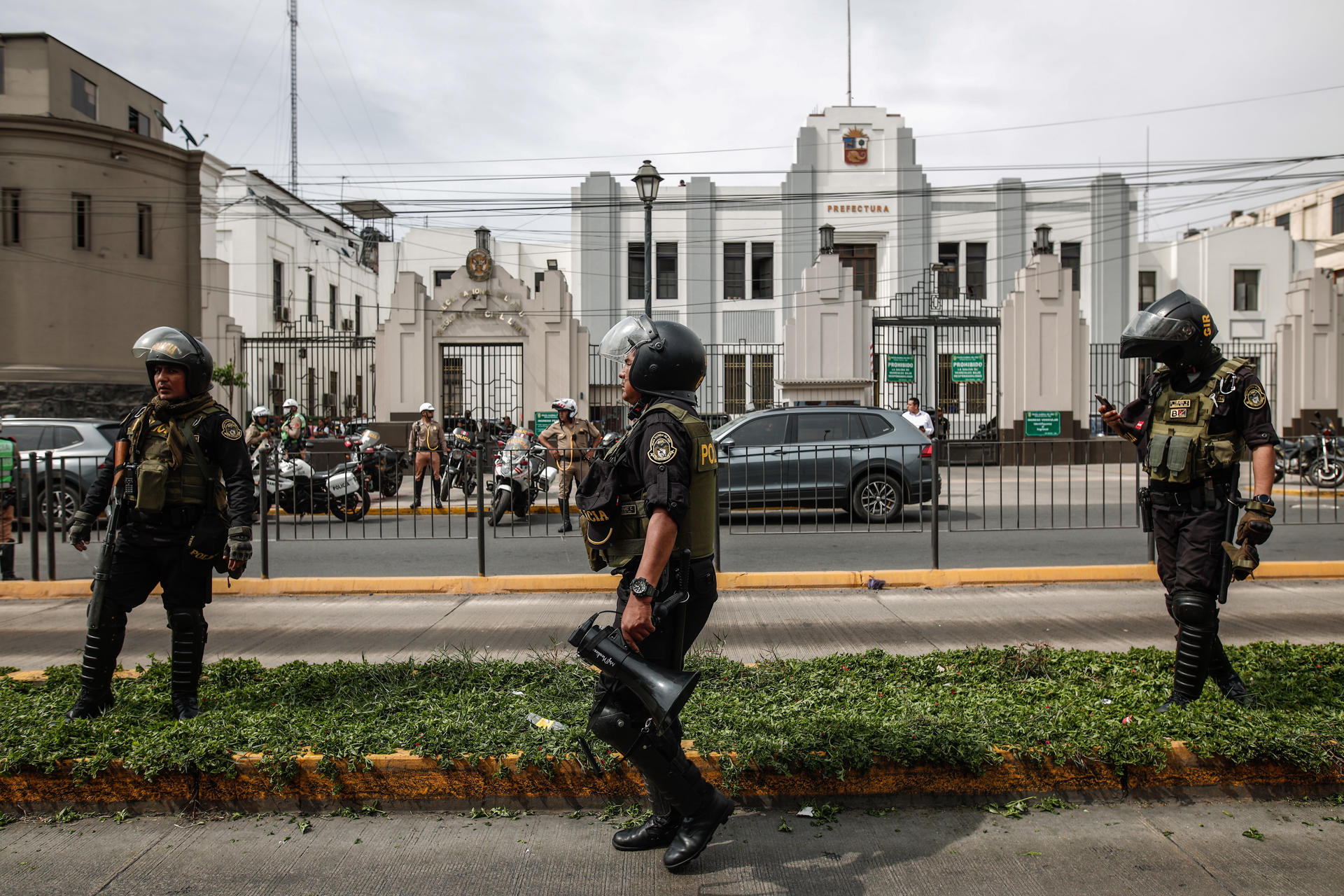 Policías vigilan la Prefectura donde se encuentra el presidente Pedro Castillo hoy, en Lima (Perú). EFE/ Aldair Mejía
