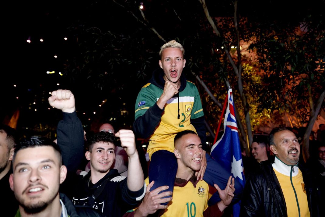 Aficionados australianos celebran en Melbourne la victoria sobre Dinamarca en el Mundial de Qatar. EFE/EPA/CON CHRONIS
