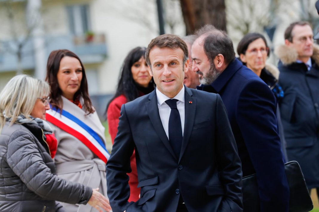 El presidente francés, Emmanuel Macron (C), durante una visita dedicada a las políticas de salud y prevención entre los jóvenes en Fontaine-le-Comte, cerca de Poitiers, en Francia, este 8 de diciembre. EFE/EPA/TERESA SUÁREZ / POOL
