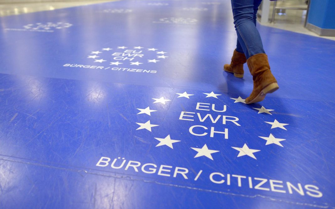 Una mujer camina hacia el punto de control de pasaportes para ciudadanos de la Unión Europea en el aeropuerto de Düsseldorf (Alemania) el 2 de mayo de 2014. EFE/EPA/FEDERICO GAMBARINI
