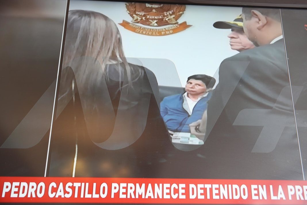 Fotografía de una pantalla de televisión donde aparece Pedro Castillo detenido en la prefectura de Lima hoy, en Lima (Perú). EFE/Paolo Aguilar
