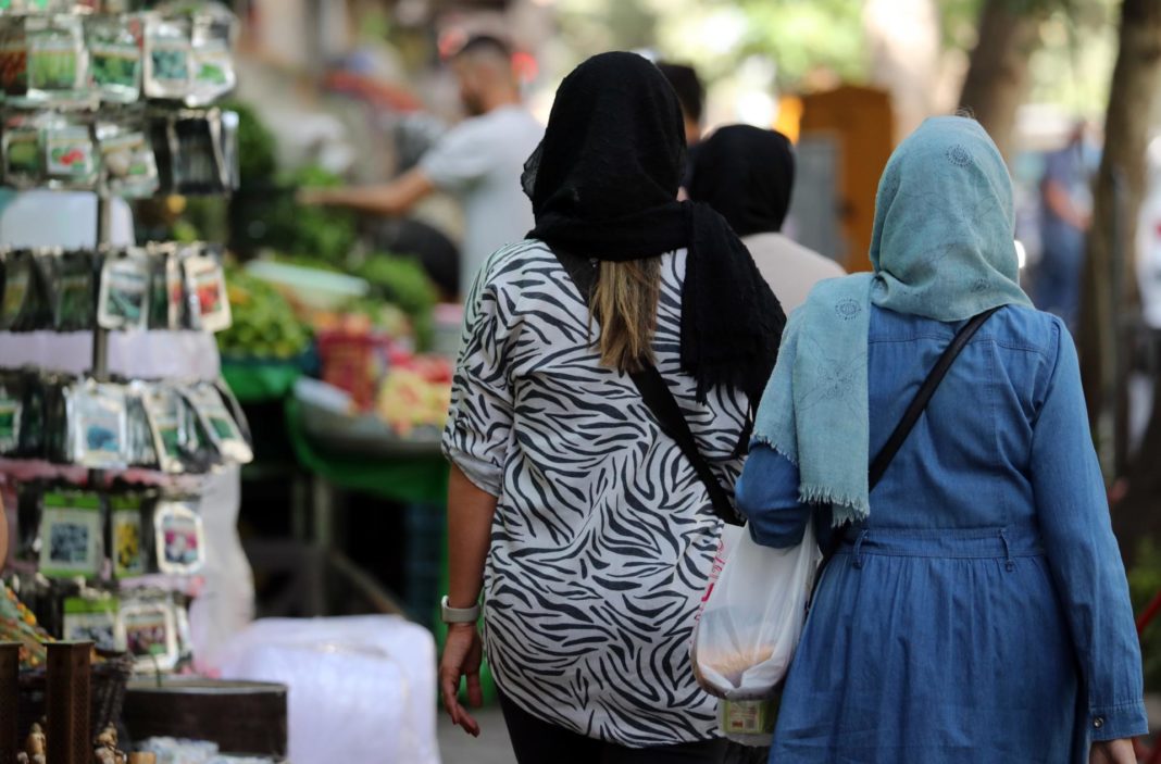 Vista de mujeres iraníes caminando en Teherán, en una fotografía de archivo. EFE/Abedin Taherkemareh
