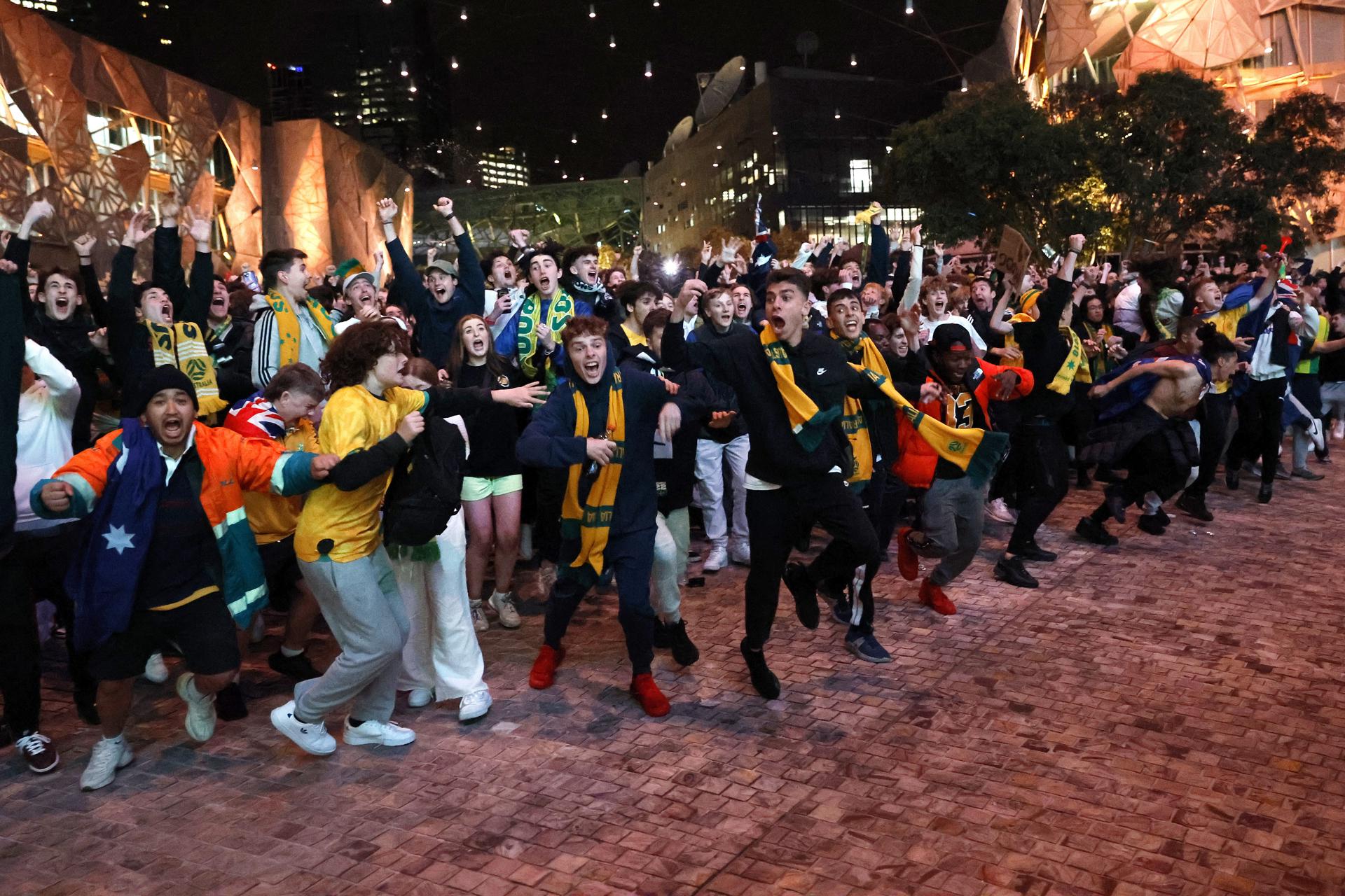 Aficionados australianos festejan en Melbourne la victoria sobre Dinamarca en el Mundial de Qatar. EFE/EPA/CON CHRONIS
