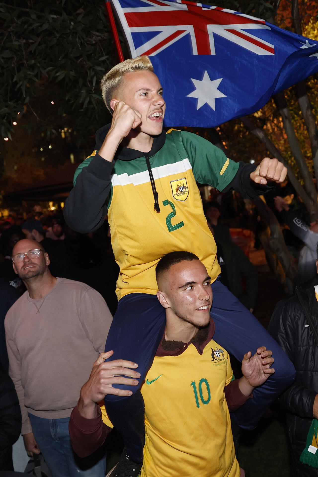Aficionados australianos celebran la victoria sonre Dinamarca en el Mundial de Qatar. EFE/EPA/CON CHRONIS

