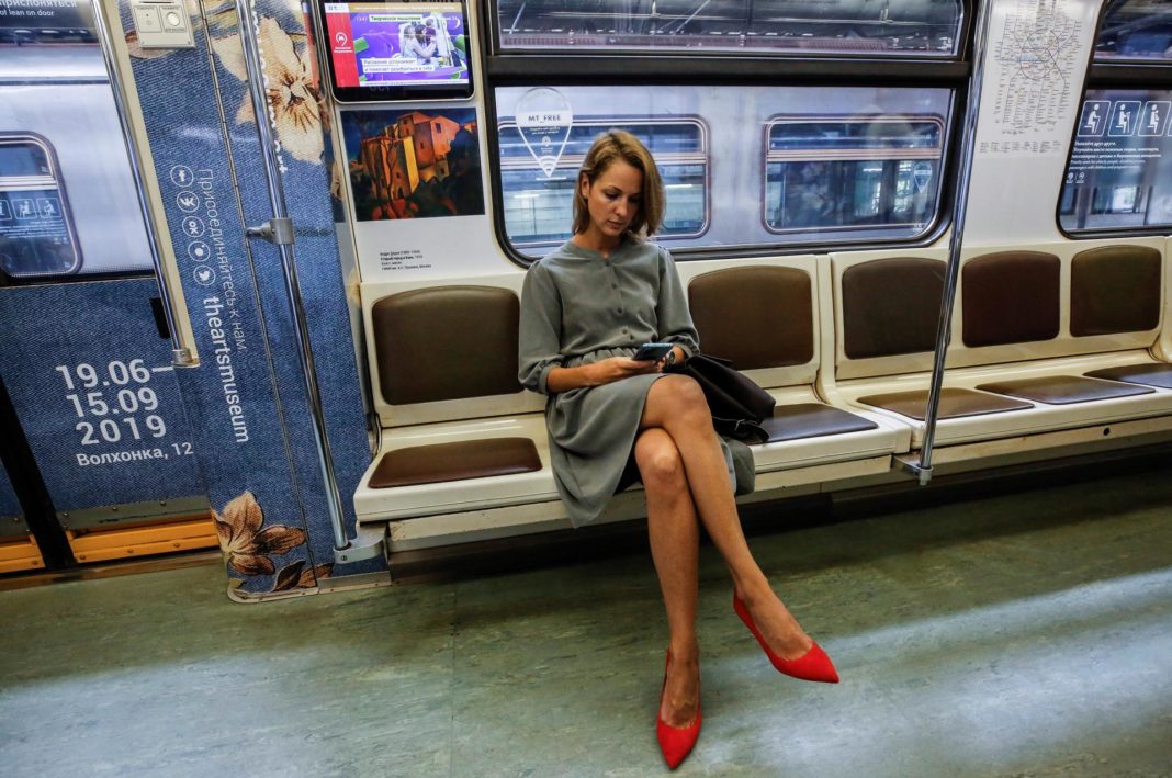 Una mujer se sienta en un vagón de metro en Moscú el 14 de agosto. EFE/EPA/SERGEI ILNITSKY
