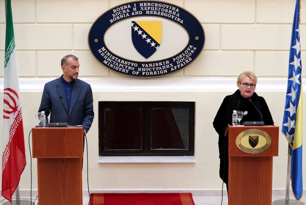 El ministro de Relaciones Exteriores de Irán, Amir-Abdollahian (i), y su homóloga de Bosnia y Herzegovina, Bisera Turkovic (d), asisten a una conferencia de prensa conjunta después de una reunión en Sarajevo este 6 de diciembre. EFE/EPA/FEHIM DEMIR
