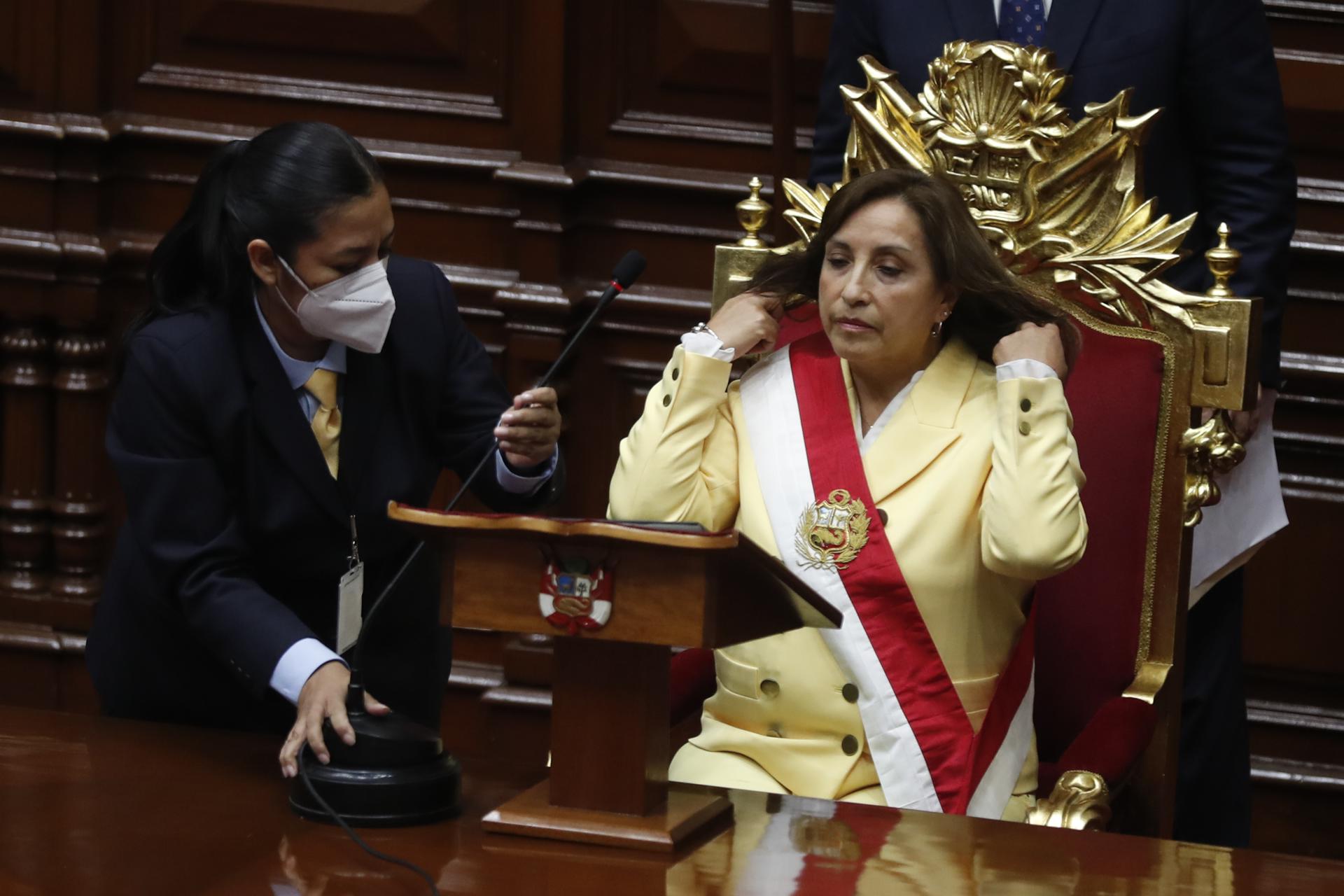 La abogada Dina Boluarte toma juramento como nueva presidenta del Perú ayer, en la sede del Congreso en Lima (Perú). EFE/ Paolo Aguilar
