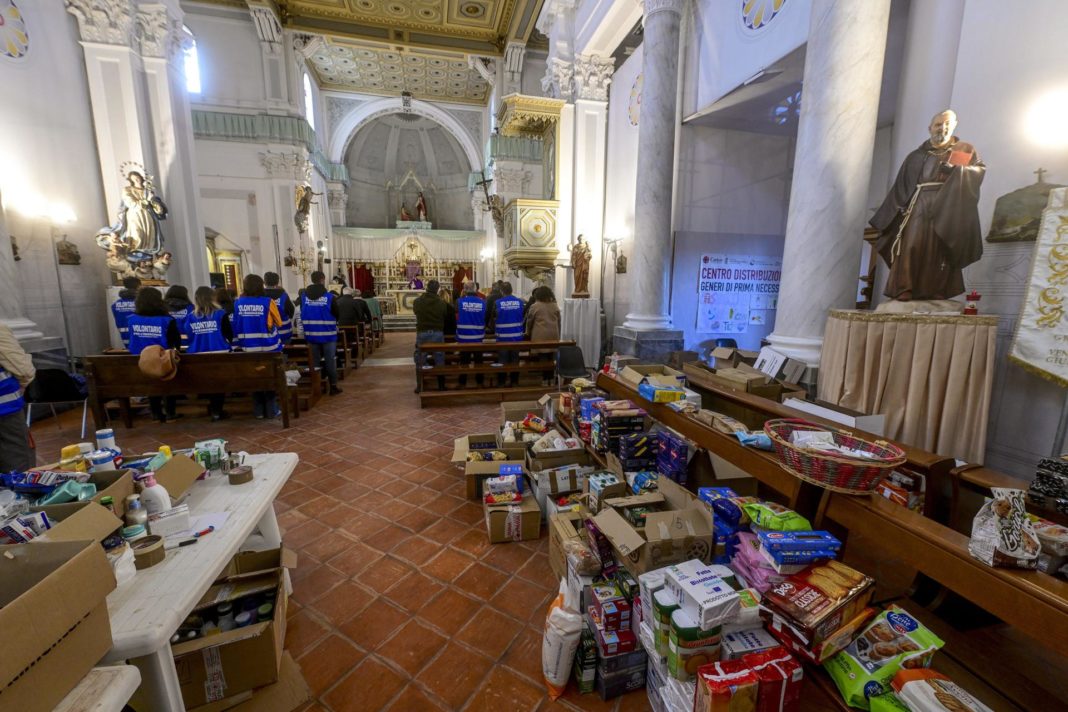 En la imagen del pasado domingo, equipos de voluntarios y material donado aguardan en la iglesia de Santa Maria Maddalena de Casamicciola, Ischia, Italia. EFE/EPA/Ciro Fusco
