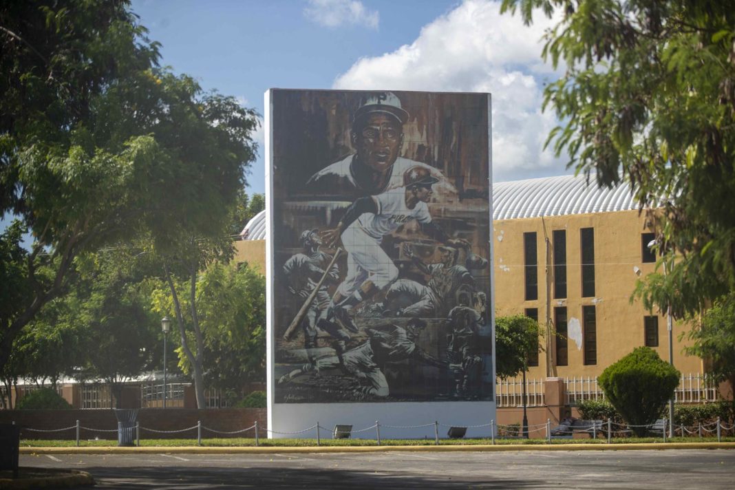 Vista hoy de un mural en honor al fallecido pelotero puertorriqueño Roberto Clemente (1934-1972), en Managua (Nicaragua). EFE/Jorge Torres
