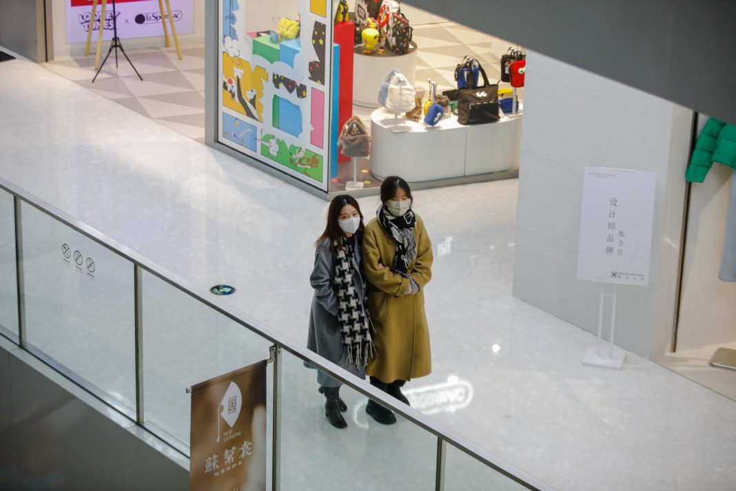 Unas personas con máscarillas en un centro comercial de Pekín el 1 de diciembre de 2022. EFE/EPA/WU HAO
