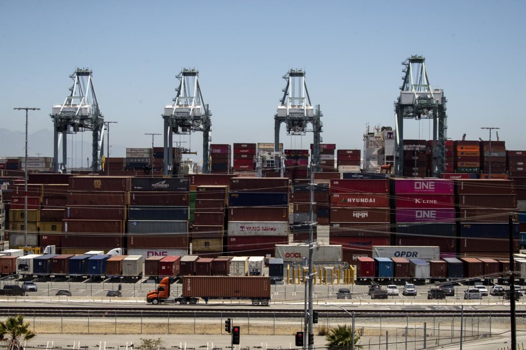 Vista del descargue de contenedores en el puerto de Los Ángeles, California, en una fotografía de archivo. EFE/Etienne Laurent
