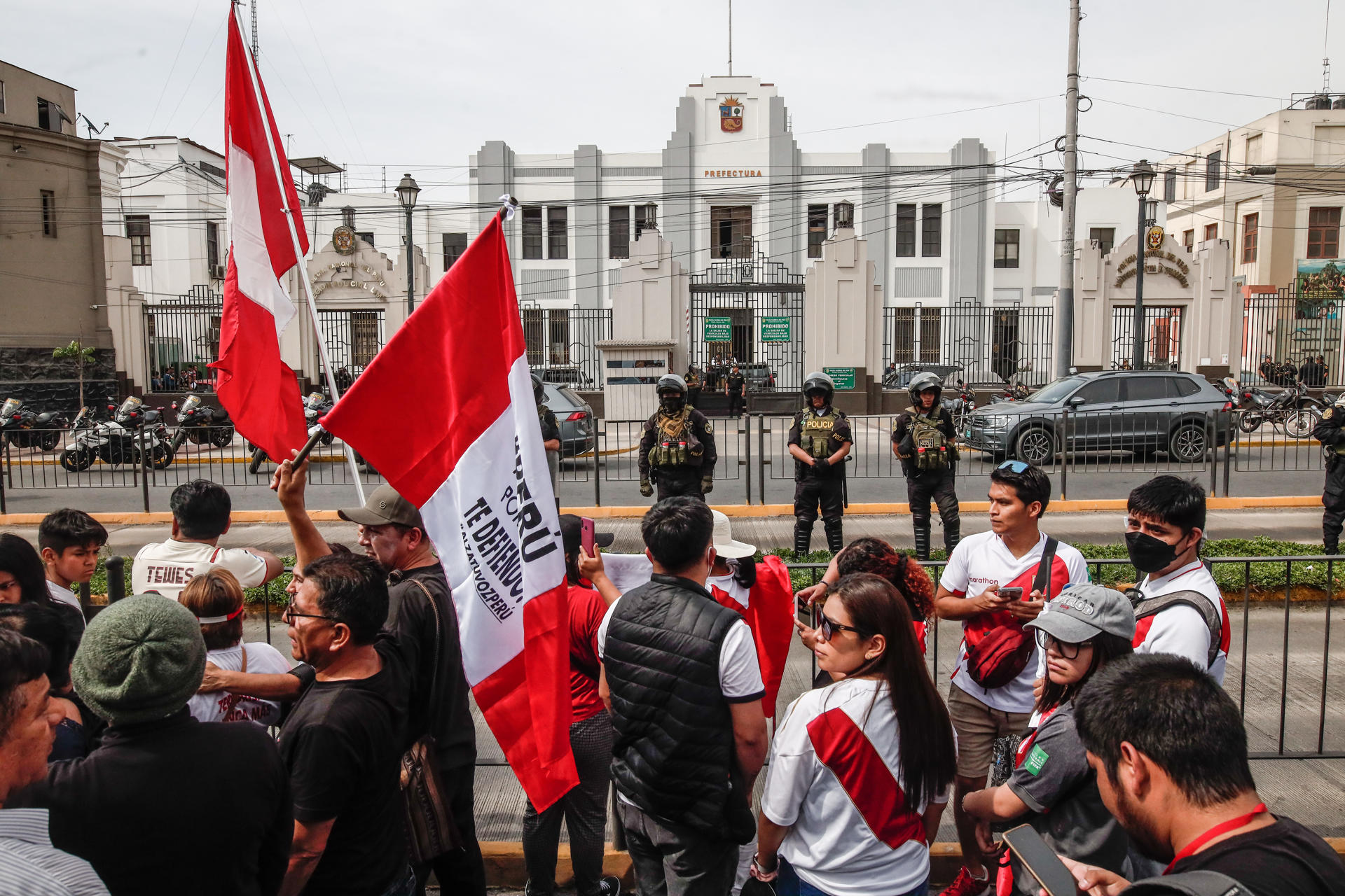 Manifestantes permanecen a las afueras de la Prefectura donde se encuentra el presidente Pedro Castillo hoy, en Lima (Perú). EFE/Aldair Mejía
