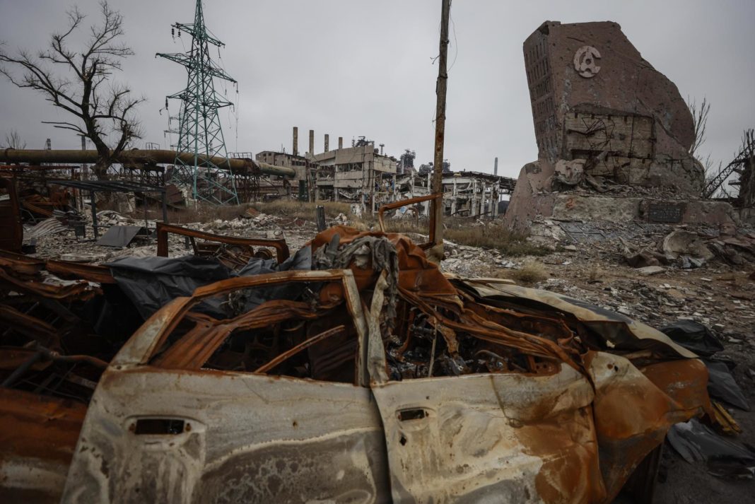 Un monumento destruido con el logo de Azovstal en la entrada principal de la planta siderúrgica de Azovstal en Mariupol, al este de Ucrania, el 7 de diciembre de 2022. EFE/EPA/SERGEI ILNITSKY
