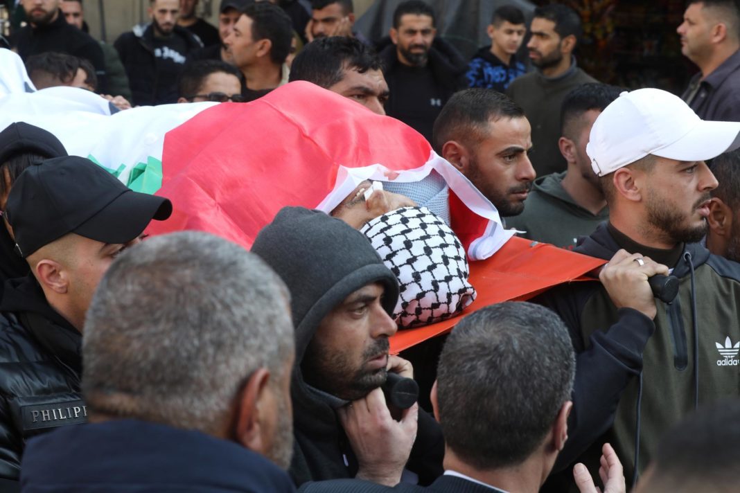 Palestinos llevan el cuerpo de Sidqi Sedeek Zakarneh, de 29 años, durante un funeral en la ciudad cisjordana de Jenin, el 8 de diciembre de 2022. EFE/EPA/ALAA BADARNEH
