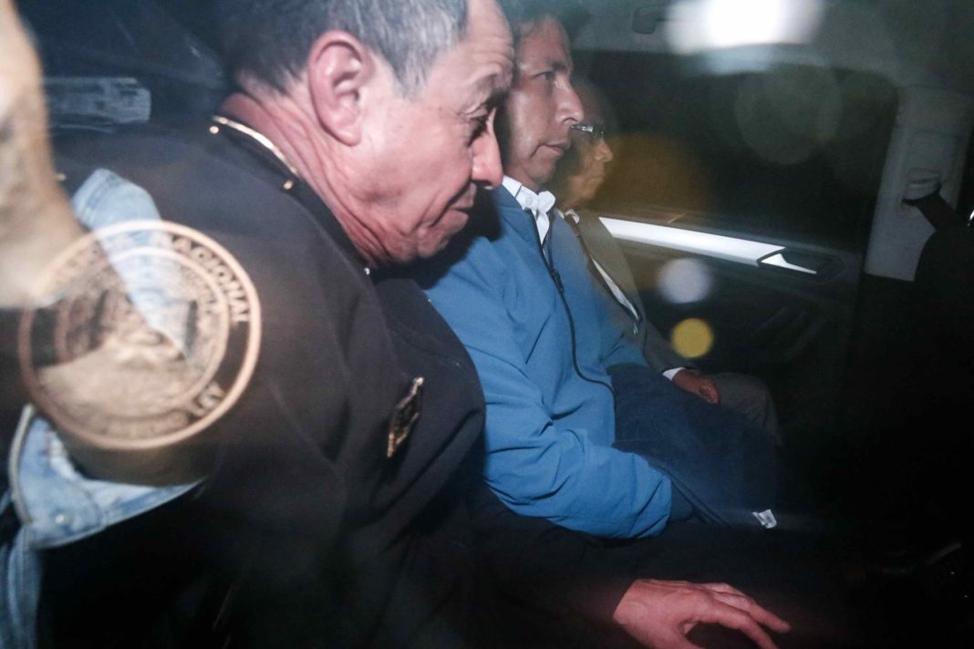 El destituido presidente de Perú Pedro Castillo sale detenido en un vehículo policial de la Prefectura de Lima ayer, en Lima (Perú). EFE/ Renato Pajuelo
