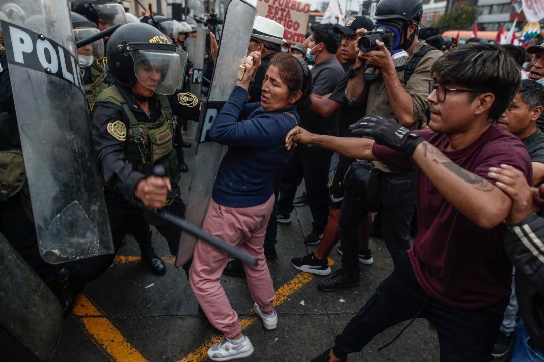 Manifestantes que respaldan al destituido presidente Pedro Castillo enfrentan a la Policía, hoy, a las afueras de la Prefectura de Lima, donde permanece detenido el ahora expresidente, hoy, en Lima (Perú). EFE/Aldair Mejía
