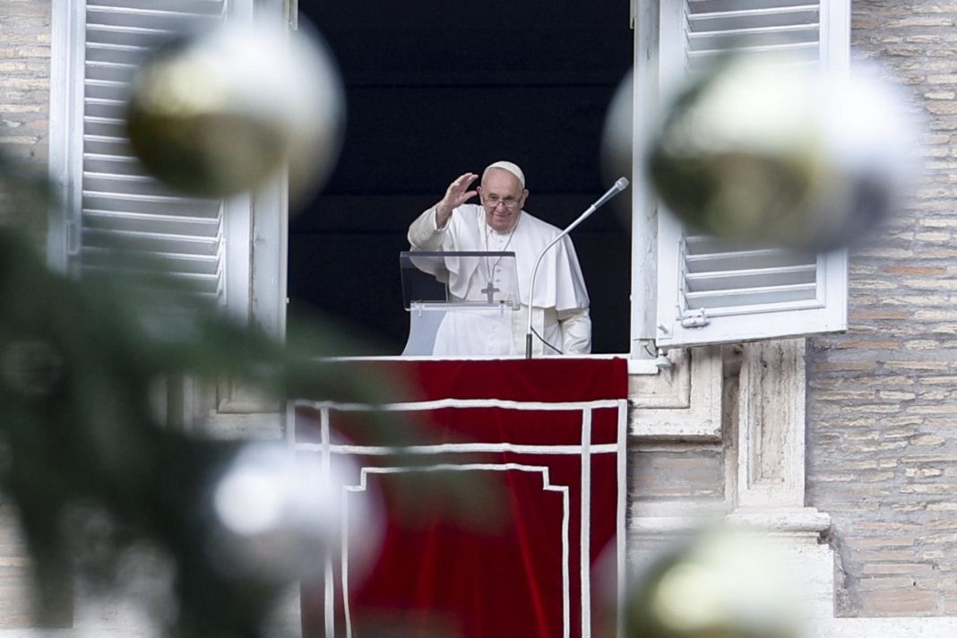 El papa Francisco (c) en la Plaza de San Pedro mientras reza el Ángelus desde una ventana de sus habitaciones en el Palacio Apostólico, en Ciudad del Vaticano, este 8 de diciembre. EFE/EPA/FABIO FRUSTACI

