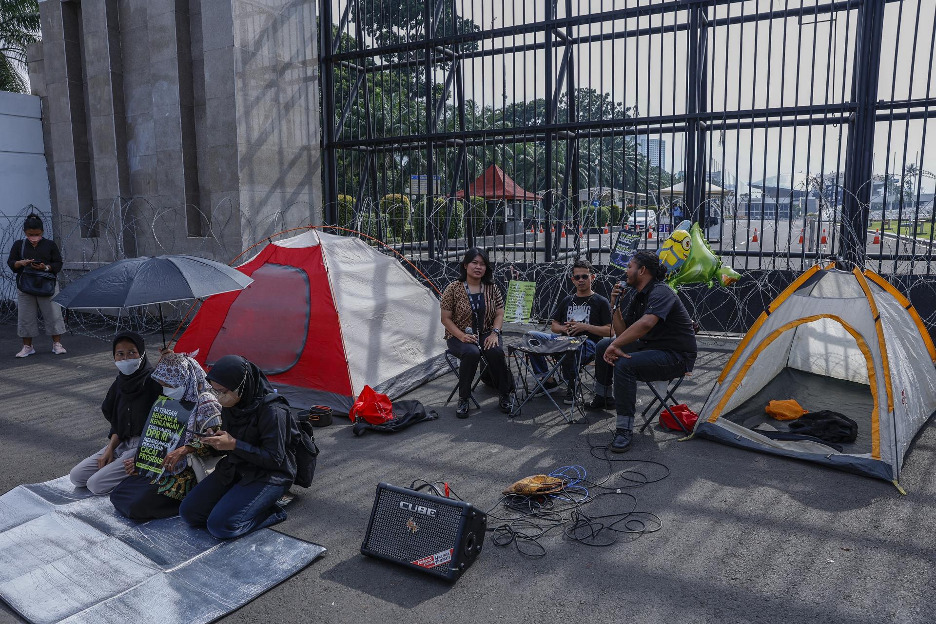 Varios manifestantes instalaron tiendas de campaña durante una protesta contra la reforma del código penal frente a la puerta principal del edificio del Parlamento en Yakarta, Indonesia, el 6 de diciembre de 2022. EFE/EPA/MAST IRHAM
