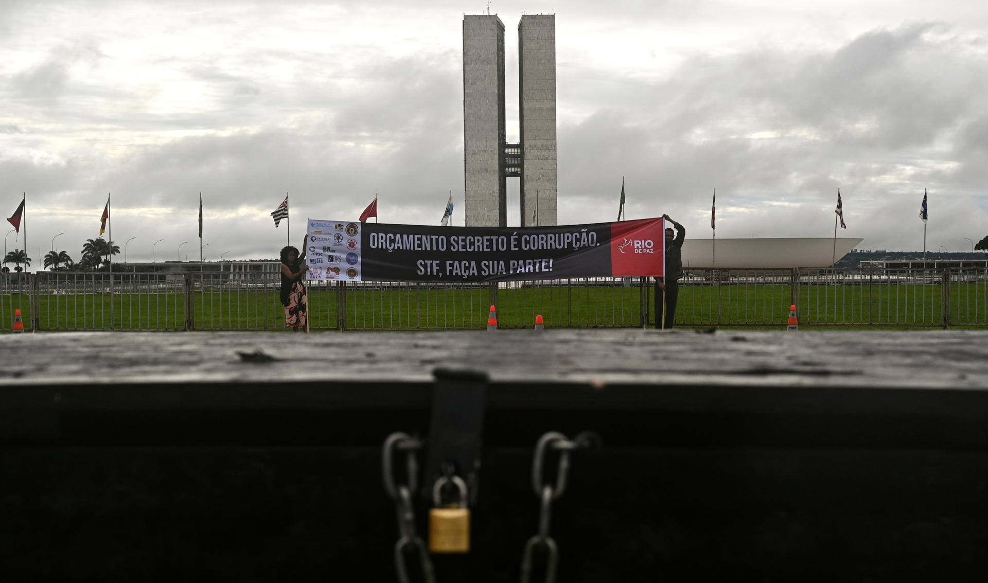 Integrantes de la ONG Río de Paz fueron registrados este martes, 6 de diciembre, al sostener un cartel que dice "El presupuesto secreto es corrupción, Supremo Tribunal Federal (STF) haz tu parte!" durante una protesta contra la corrupción, en Brasília (Brasil). EFE/Andre Borges
