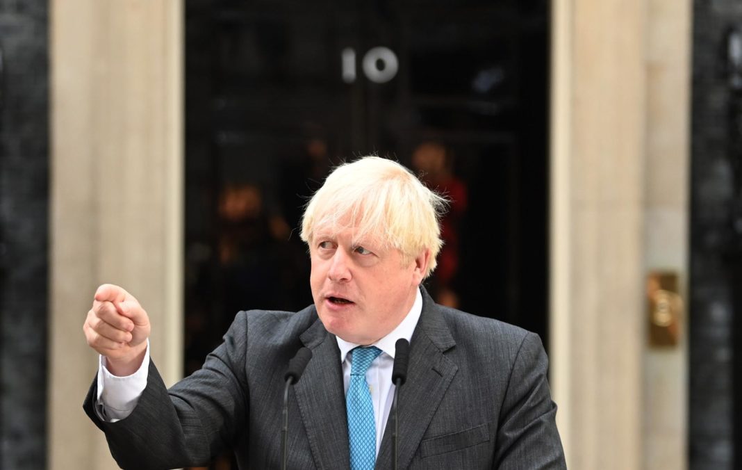 El exprimer ministro británico Boris Johnson pronuncia su discurso de despedida en Downing Street, Londres, el 6 de septiembre de 2022. EFE/EPA/NEIL HALL
