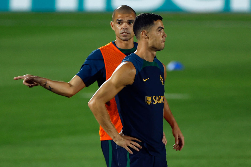 El delantero Cristiano Ronaldo (d) y el defensa Kleper Laveran 