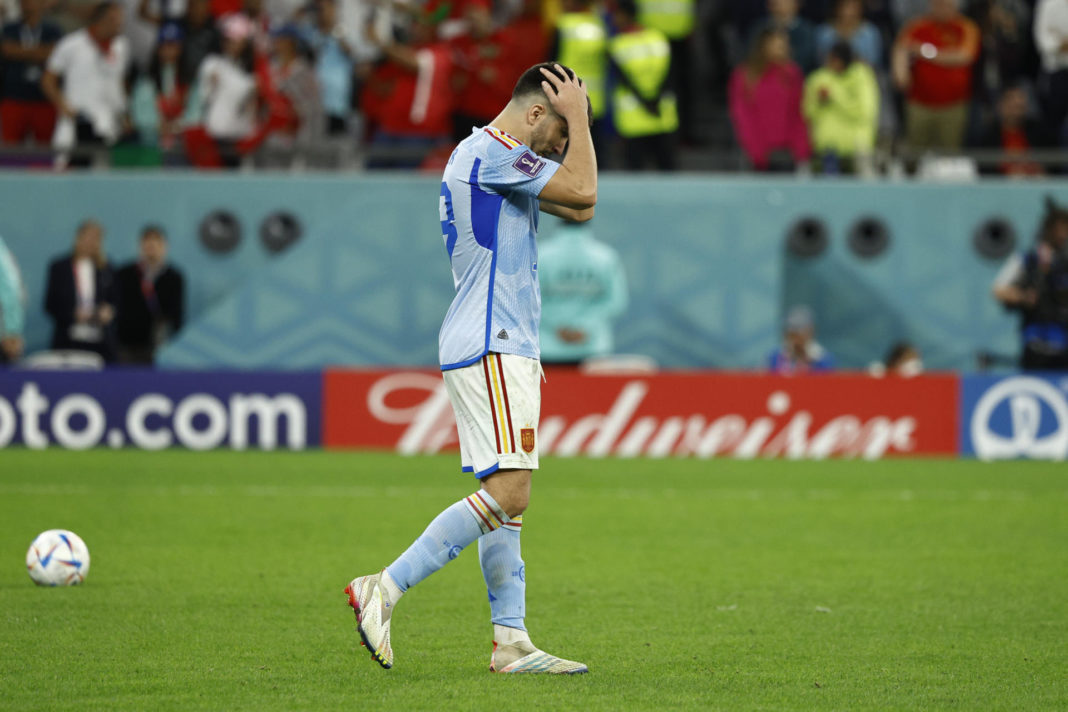 Carlos Soler se lleva las manos a la cabeza tras fallar el penalti que lanzó en la tanda frente a Marruecos. EFE/ Rodrigo Jiménez
