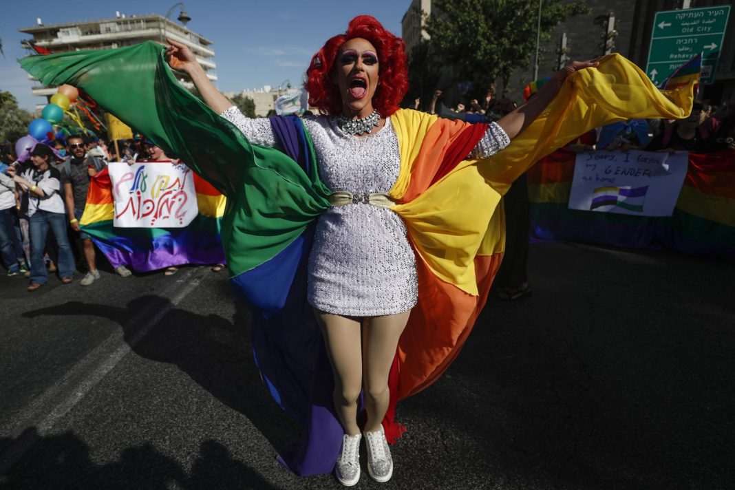 Miembros y simpatizantes de la comunidad LGBTI participan en la Marcha anual de Jerusalén por el Orgullo y la Tolerancia, en Jerusalén, el 3 de junio de 2021. EFE/EPA/ATEF SAFADI
