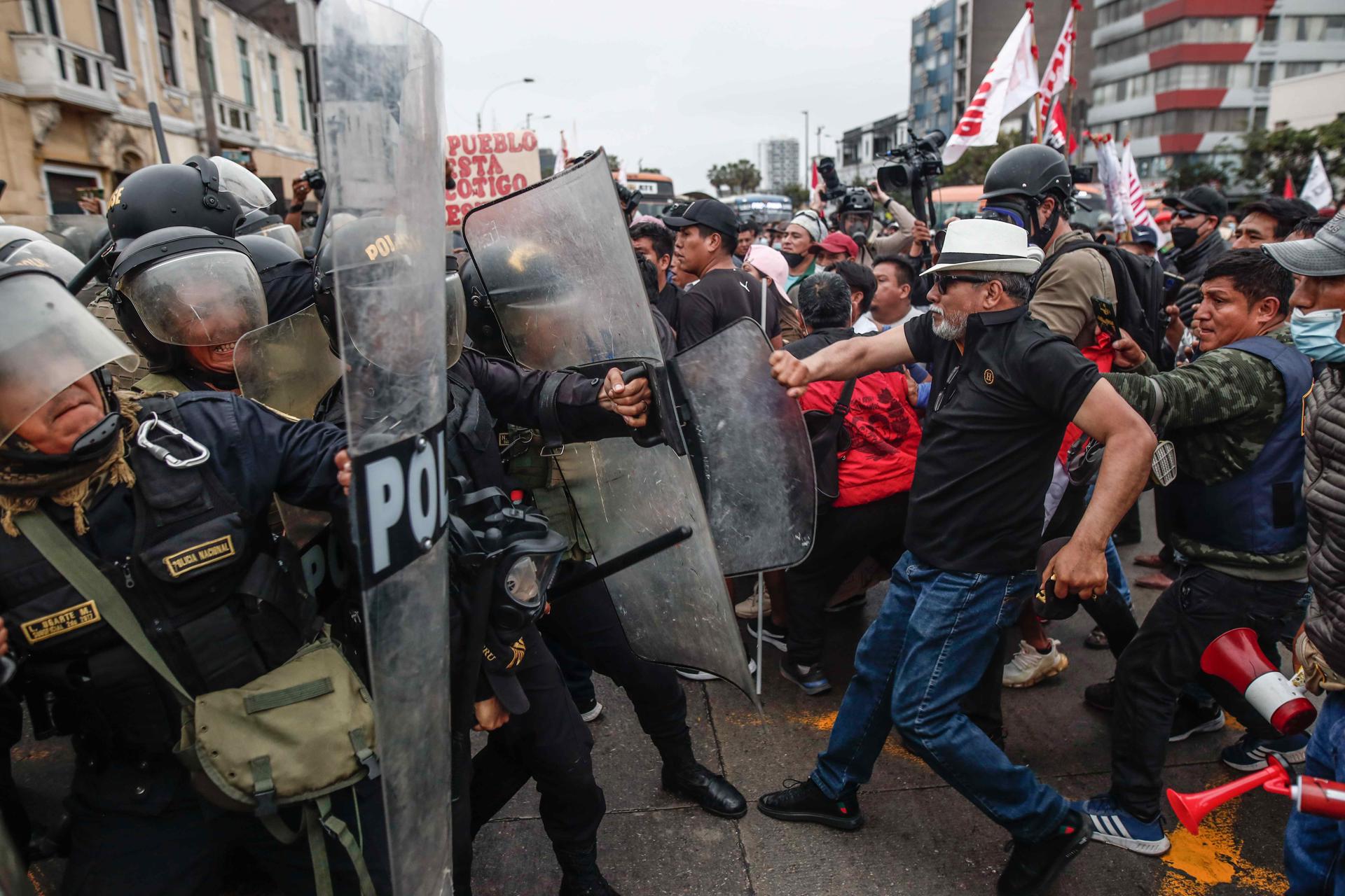 Manifestantes que respaldan al destituido presidente Pedro Castillo enfrentan a la Policía, hoy, a las afueras de la Prefectura de Lima, donde permanece detenido el ahora expresidente, hoy, en Lima (Perú). EFE/Aldair Mejía
