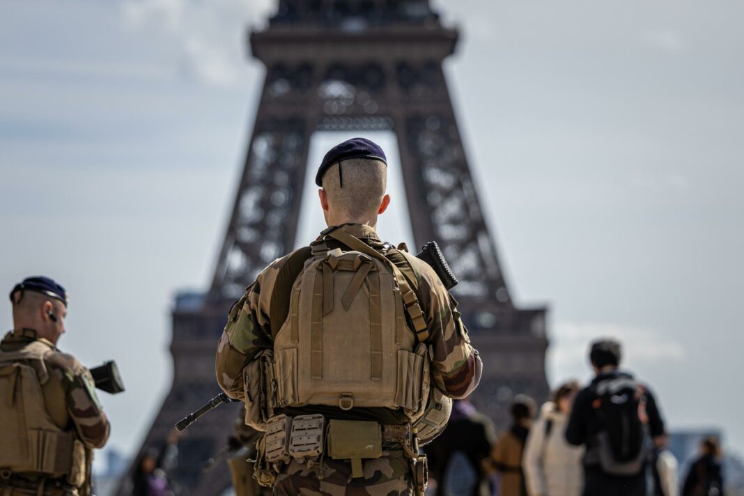 Soldados franceses patrullan cerca de la Torre Eiffel como parte del plan de seguridad nacional 'Vigipirate', en París, Francia, 25 de marzo de 2024. EFE/EPA/CHRISTOPHE PETIT TESSON
